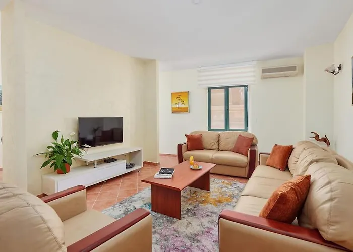 Spacious 1Bedroom On The Main Square Of Kotor