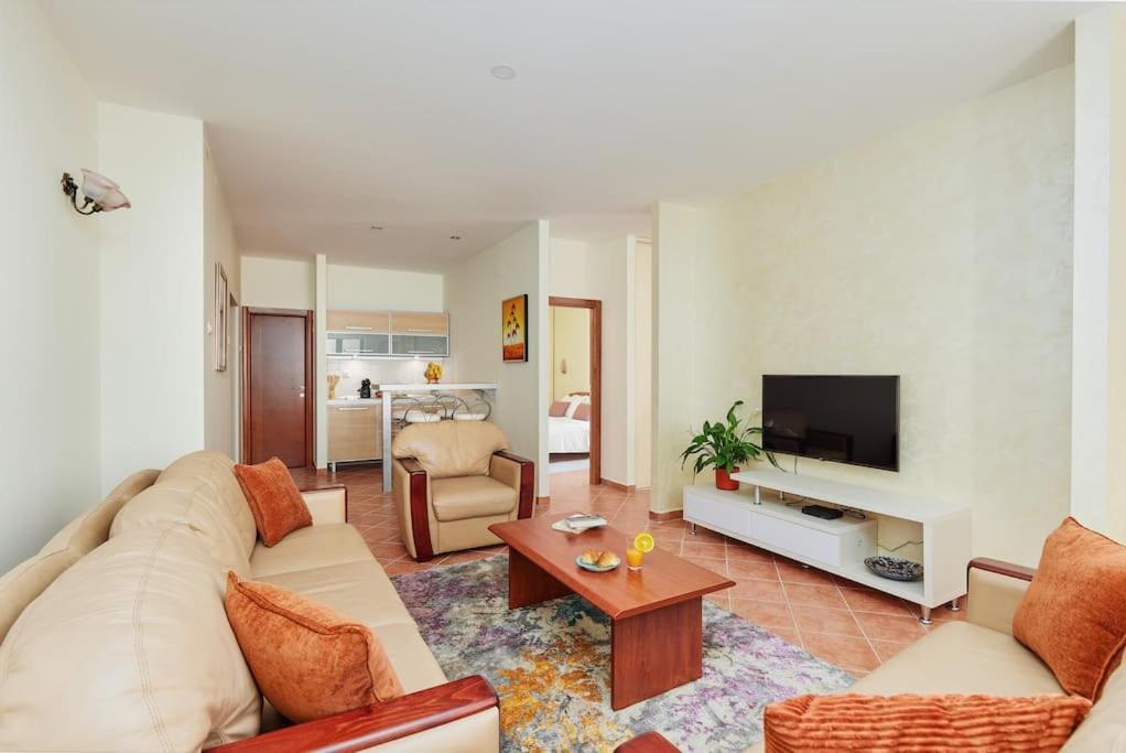 Apartment Spacious 1bedroom On The Main Square Of
