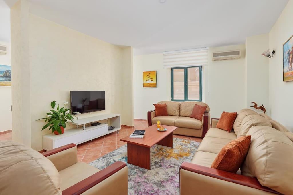 Spacious 1bedroom On The Main Square Of *
